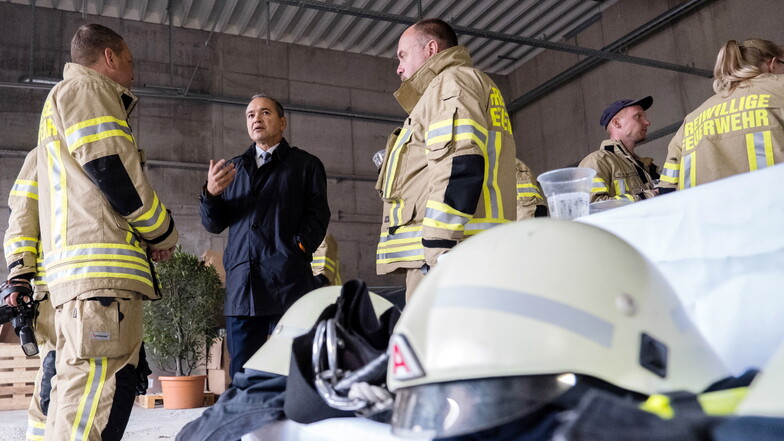 Dichtfest in der neuen Feuerwache für die Freiwillige Feuerwehr Stadtmitte: Oberbürgermeister Octavian Ursu debattiert mit Feuerwehrleuten.