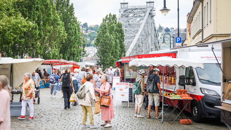 Der Wochenmarkt am Schillerplatz in Dresden ist für viele Menschen einer der schönsten in der Stadt. Seitdem Parkplätze an der Elbe weggefallen sind, kommen aber auch weniger Kunden.