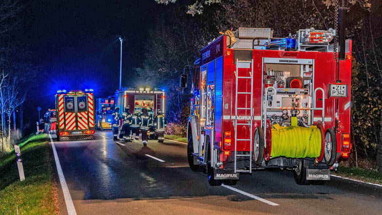 Auf der B99 in Ostritz wurden am Samstagabend zwei Frauen beim Unfall mit ihrem Motorrad verletzt.