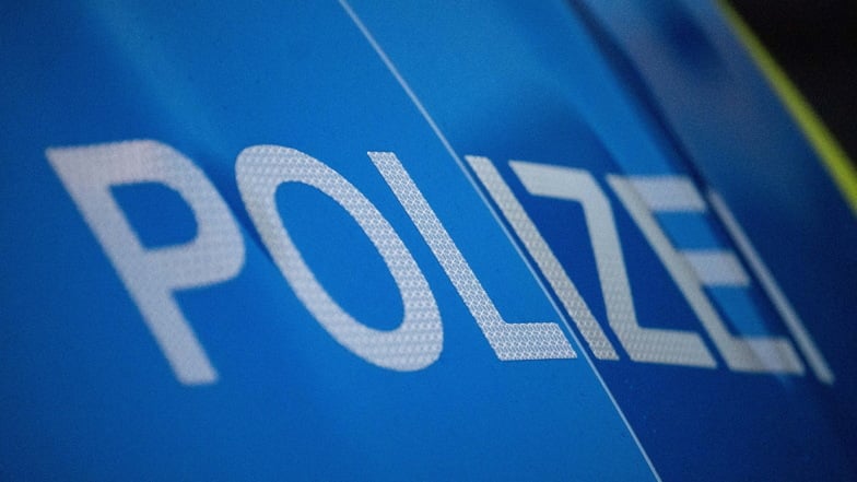 Auf dem Pendlerparkplatz an der A4 in Burkau wurde ein VW Golf durch Unbekannte schwer beschädigt. Die Polizei sicherte Spuren.