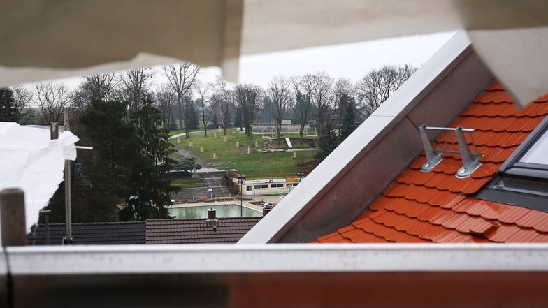 Im Obergeschoss gehört auch eine Terrasse mit Blick aufs benachbarte Stadtbad zur Maisonette-Wohnung dazu.