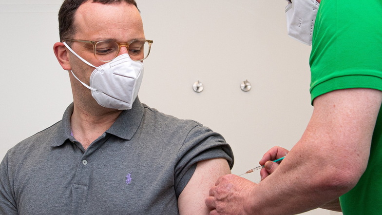Jens Spahn (l,CDU), Bundesminister für Gesundheit, wird in der Hausarztpraxis von Volker Schrage (r) mit dem Impfstoff AstraZeneca geimpft.