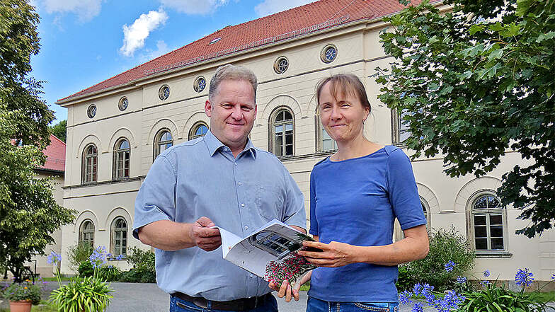 Stefan und Ines Triebs informieren am Kunstbus-Wochenende auch über die Geschichte und Sanierung des Herrenhauses Saritsch.