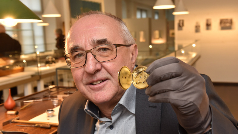Museumsleiter Reinhard Reichel mit einer goldenen Taschenuhr der Marke Lange aus den Anfangsjahren um 1852.