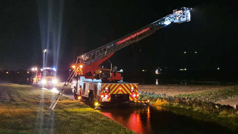 Feuerwehrfahrzeuge suchten an einem Deich bei Brunsbüttel nach Mutter und Sohn.
