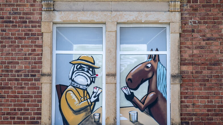 Graffiti schmücken Fenster auf dem Gelände des Alten Schlachthofs in Stollberg – heute ein Veranstaltungsort.