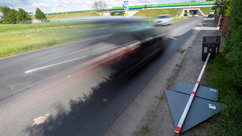 Ein provisorisch aufgestelltes und inzwischen nach dem Umfallen wieder entferntes Verkehrsschild sorgte auf Fußweg an der Großraschützer Straße in Großenhain für einen Unfall.