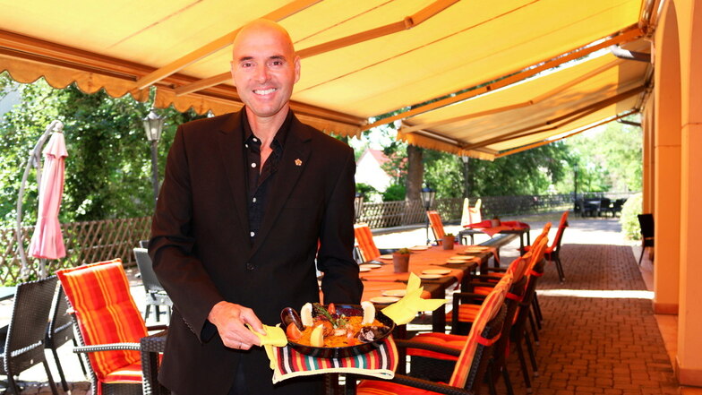 Carmelo Rojo Baeza serviert gern eine Paella und kann darüber einiges erzählen.