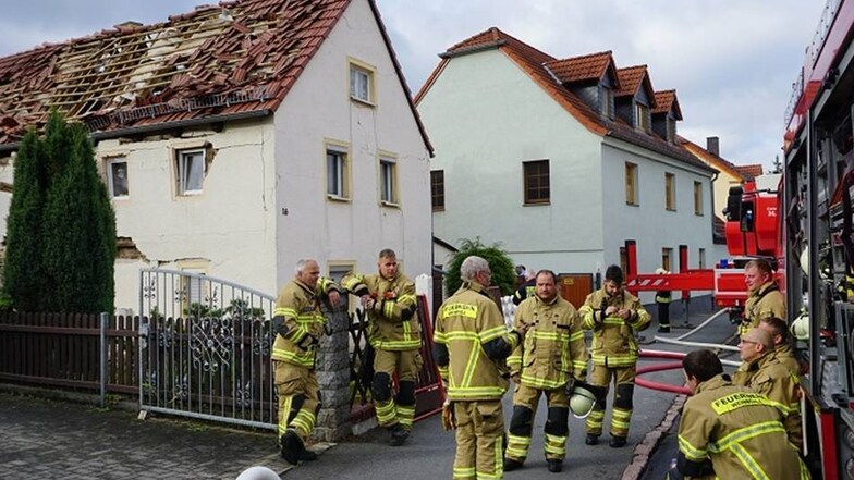 Großaufgebot der fünf freiwilligen Feuerwehren Weinböhla, Coswig, Niederau, Großdobritz und Ockrilla. Sie wurden ursprünglich zu einem Brand gerufen, der sich als Explosion herausstellte.