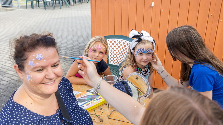 Pink und Blau sind voll im Trend: Das Kinderschminken war wieder ein beliebter Anlaufpunkt beim Paulsdorfer Kinderfest.