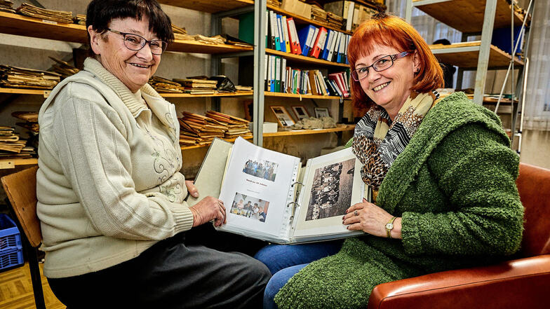 Ein Blick in die Geschichte kann nie schaden: Im Archiv blättern Regina Pilz (l.) und Ramona Hassemann beim Tag der offenen Tür in einem Ordner der Klassentreffen-Ordner.