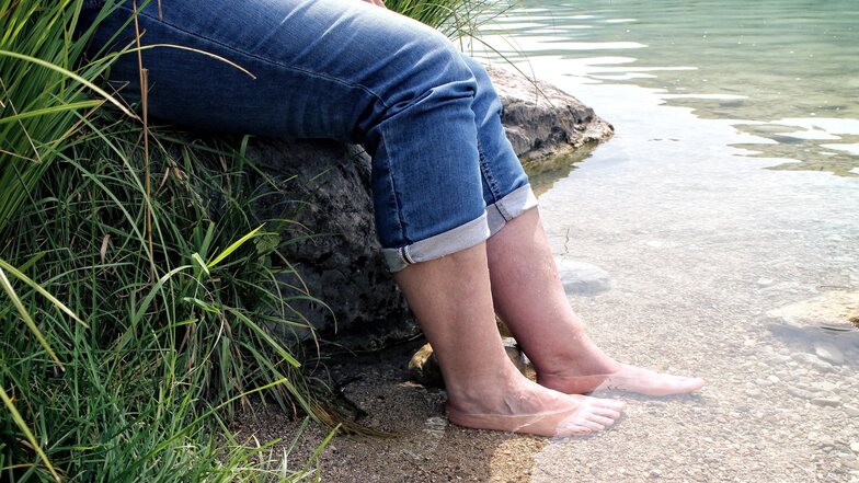 Kaltes Wasser ist ein Muntermacher für schwere Beine und geschwollene Füße.