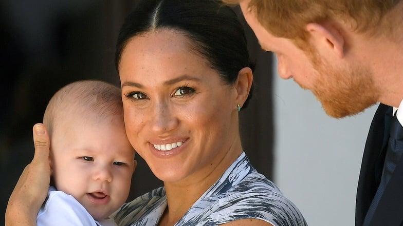 Der britische Prinz Harry (r), Herzog von Sussex, und seine Frau Meghan (M), Herzogin von Sussex, kommen im September 2019 gemeinsam mit ihrem Sohn Archie (l) zu einem Besuch nach Kapstadt.