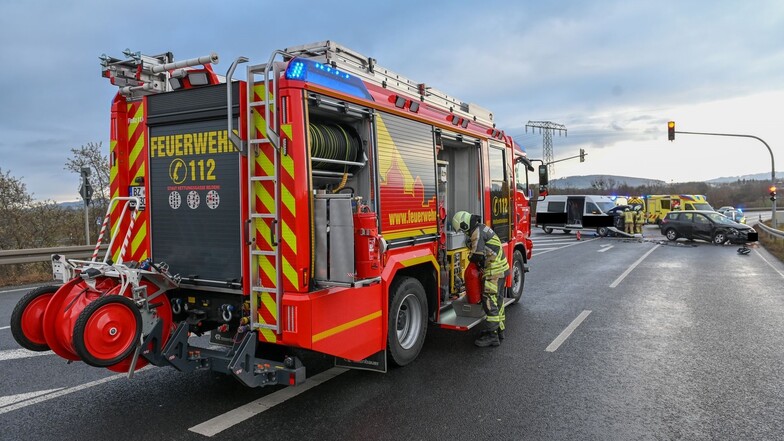 Bei einem Unfall auf der B156 an der A4-Abfahrt Bautzen - Ost sind am Sonntag vier Menschen verletzt worden.
