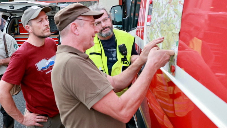 Thomas Kunack (l.) bei einer Lagerberatung mit Kai Bigge von der Feuerwehr (r.) und Maik Hille vom Nationalpark.