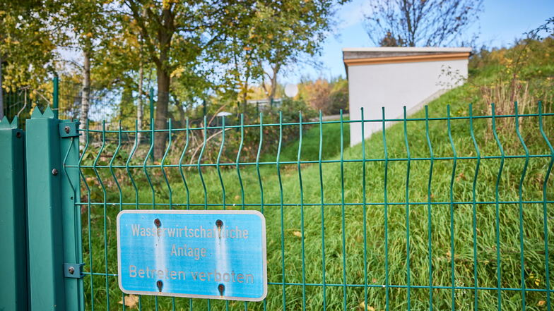 Löschwasserreservoir statt Trinkwassertank: Im grünen Hügel versteckt sich der Behälter, den die Gemeinde Bannewitz kaufen will.