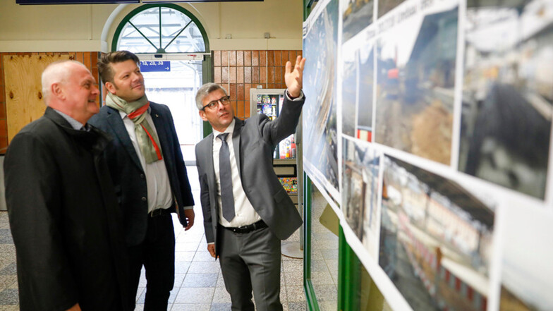 Uwe Domke (rechts), Leiter des Regionalnetzes Südost der DB Netz AG, zeigt Zittaus OB Thomas Zenker (Mitte) und Zvon-Geschäftsführer Hans-Jürgen Pfeiffer im Bahnhofsgebäude die Fotos von den Umbauarbeiten.