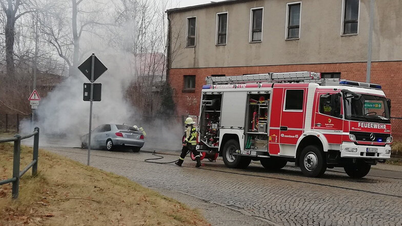 Die Berufsfeuerwehr Görlitz rückte zu einem Pkw-Brand auf die Sattigstraße aus.
