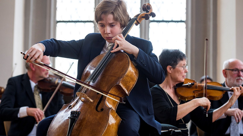 Bereits 2017 spielte Miloš Stosiek schon als Solist mit dem Niederschlesischen Kammerorchester. Jetzt ist er 17 Jahre alt und noch einmal dabei. Mit im Bild seine Großmutter, die Geigerin Mechthild Stosiek.