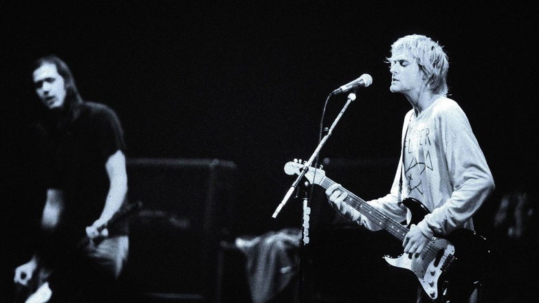 Sänger Kurt Cobain und Bassist Krist Novoselic 1992 während eines Konzerts in Paris.