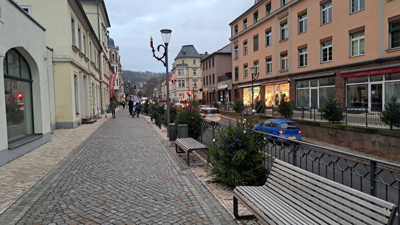 Die 24 Weihnachtsbäume der Hauptstraße in Radebeul-Kötzschenbroda wurden zum zweiten Mal schon Opfer von Randalen.