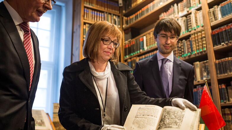 Blick zurück auf den Dezember 2017: Damals besuchte der weißrussische Botschafter Denis Sidorenko (r.) Görlitz und die Oberlausitzische Bibliothek der Wissenschaften, wo Mitarbeiterin Karin Stichel (M.) ihm die Skaryna-Bibel zeigte.