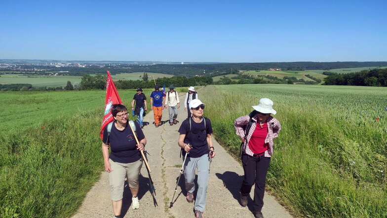 Mitglieder der Naturfreunde Deutschlands wandern über einen Feldweg: In 67 Etappen geht es vom französischen Straßburg bis zur KZ-Gedenkstätte Theresienstadt in Tschechien. Am Freitag machen sie Station in Sachsen.