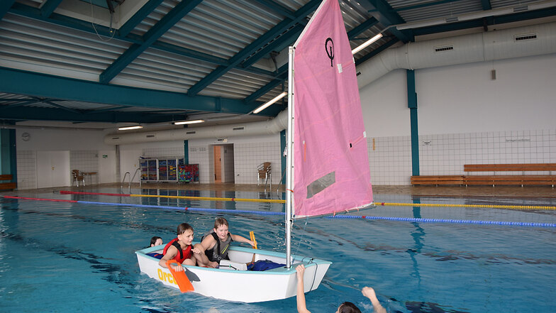 Das Kenter-Training des 1. Wassersportvereins Lausitzer Seenland im Lausitzbad gehört für die Kinder und Jugendlichen im Verein dazu.
