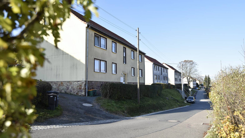 Die kommunalen Häuser hier in Schmiedeberg-Naundorf sollten verkauft werden. Dieser Beschluss kommt jetzt auf den Prüfstand.