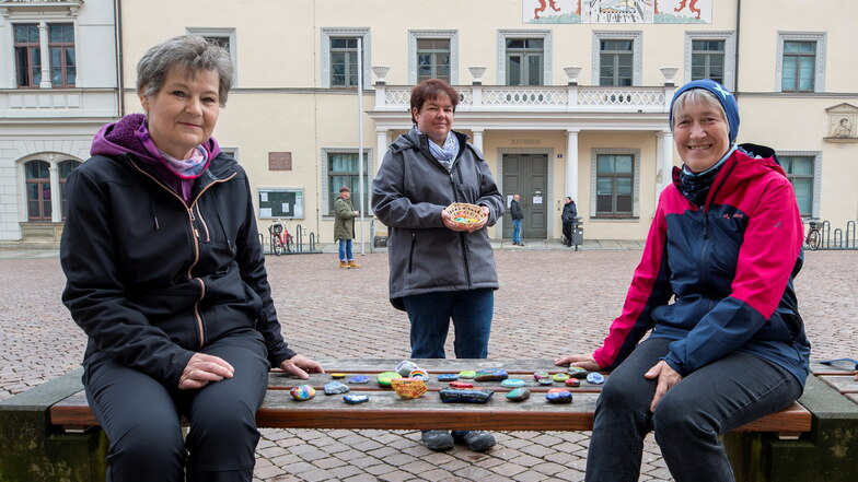 Gaby Langmann, Susan Strauch und Kerstin Hübener sind Drei von 650, die für die bemalten Steine in Pirna und der Region sorgen.