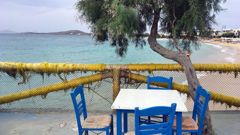 Griechenland, Naxos: Tische und Stühle stehen bereit für Gäste auf der Insel Naxos. Ab Sonntag wird Griechenland jedoch wieder zum Risikogebiet.