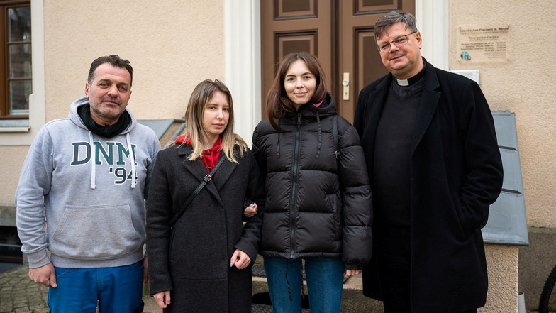 Jack Murad ist Hausmeister in der Kirche Heilig Kreuz. Er kam 2014 aus Syrien und kann sich gut in die Lage von Natalia Arsiienko und Natalia Boiuka hineinversetzen, die Pfarrer Elsner (v. l. n. r.) aufnahm.