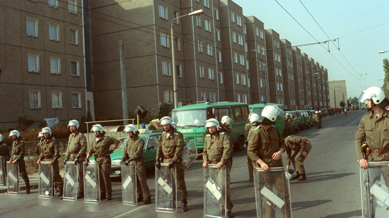 Polizeikräfte blockierten am 23. September 1991 Straßen in Hoyerswerda. Die Stadt war kurz zuvor der erste Ort in Deutschland, in dem nach der Wiedervereinigung Gewalt gegen Ausländer eskalierte.