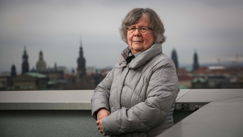 Monika Hänke wurde am 11. Februar 1945 in Dresden geboren. Zwei Tage später wurde die Stadt durch Bombenangriffe fast vollständig zerstört. Ihre Mutter blieb sechs Wochen im Ungewissen, ob ihr Neugeborenes noch lebt.