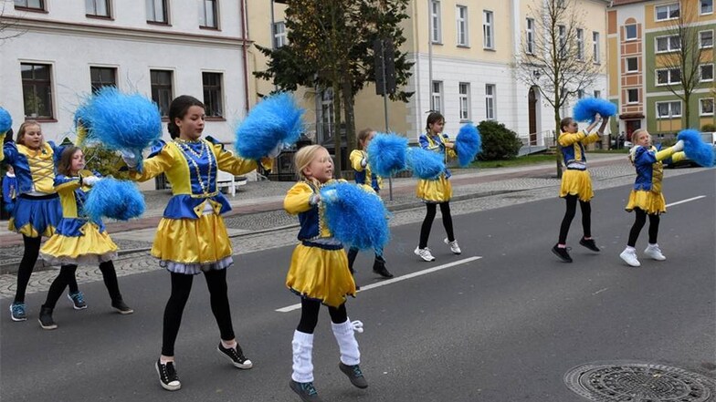 Die Kinderfunken tanzen auf der Muskauer Straße zum Auftakt zur 35. närrischen Saison des Karneval Clubs Niesky um 11.11 Uhr vor dem Rathaus Niesky.Rolf Ullmann