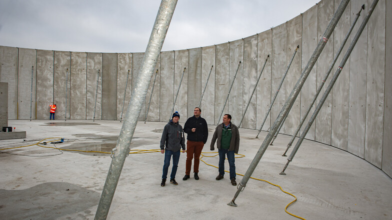 Torsten Pschorn (r.) und Tobias Schäfer (l.) zeigen Bürgermeister Hentschel das im Bau befindliche Güllebecken. Es hat ein Fassungsvermögen von 8.000 Kubikmeter.