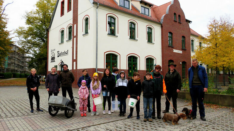 Diese Gruppe war am Dienstag beim 1. Umwelttag aktiv unterwegs. Hier ist sie vor dem „Alten Bahnhof“ Wittichenau zu sehen.