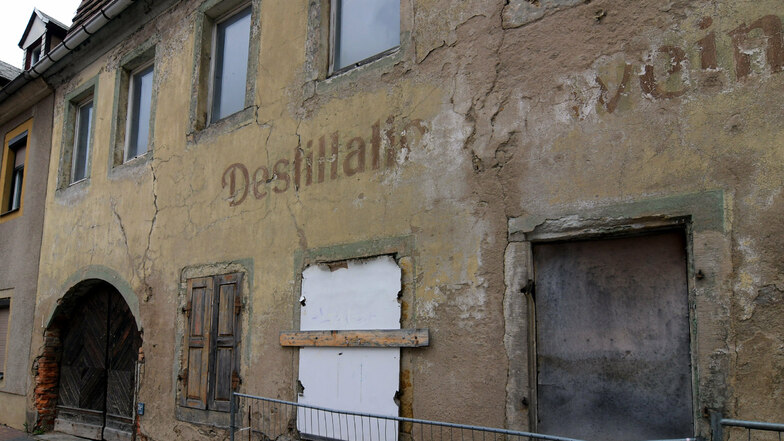 Die ehemalige Destille an der Roßweiner Querstraße soll abgerissen werden. Auf dem Areal entstehen Parkplätze.