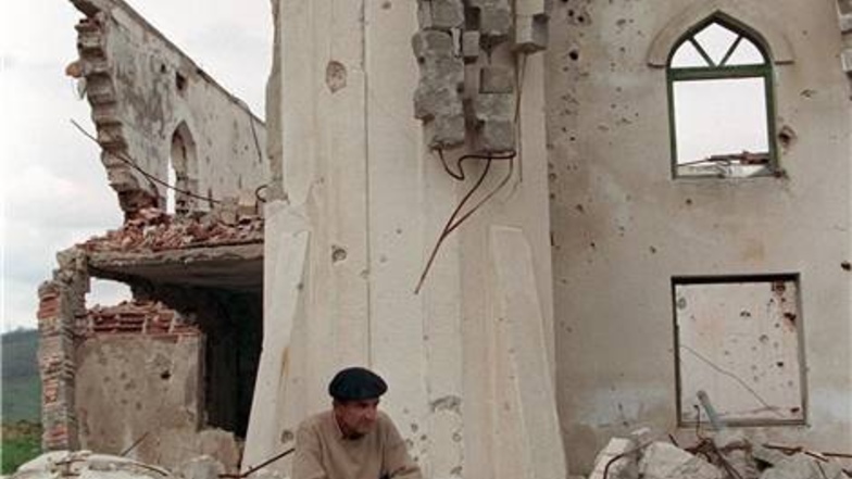 Traurig sitzt ein Moslem auf den Trümmern einer zerstörten Moschee im ehemals von serbischen Rebellen besetzten Sarajevo-Vorort Ilijas, aufgenommen am 2.5.1996.