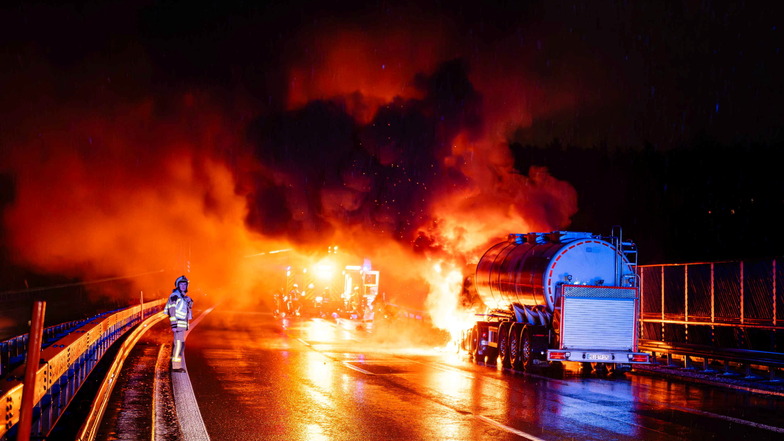 Milchlaster brennt auf der Autobahn