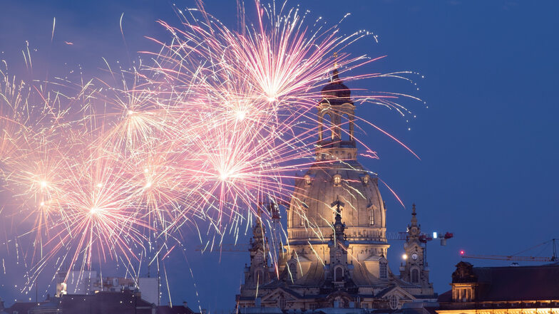 Ein Feuerwerk erhellt vor der Frauenkirche den Abendhimmel. Aber ist es noch zeitgemäß?