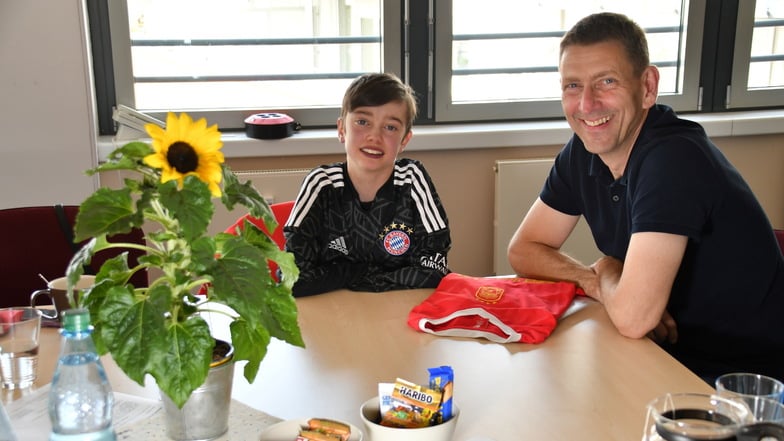 Wolfgang Klee mit Max in den Räumen des Ambulanten Kinder-Hospizdienstes Dresden. Den Ehrenamtler und den 16-Jährigen eint die Liebe zum Fußball.