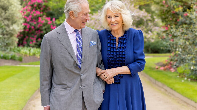 Der britische König Charles III. und Königin Camilla stehen an dem Tag nach ihrem 19. Hochzeitstag im Garten des Buckingham Palace.