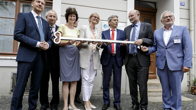 Roland Sauerbrey (2. v. re.) war auch im August 2019 dabei, als der symbolische Schlüssel für das Casus-Institut übergeben wurde.
