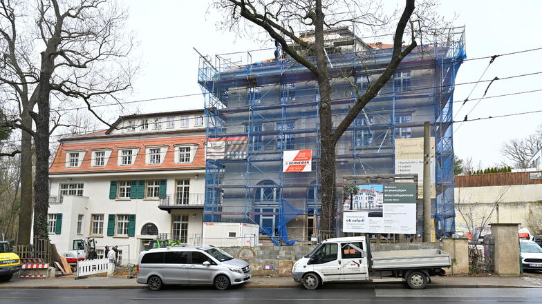 Das Wirtschaftsgebäude befindet sich direkt an der Bautzner Landstraße. Im Juli soll auch das größere Gebäude (r.) fertig sein.