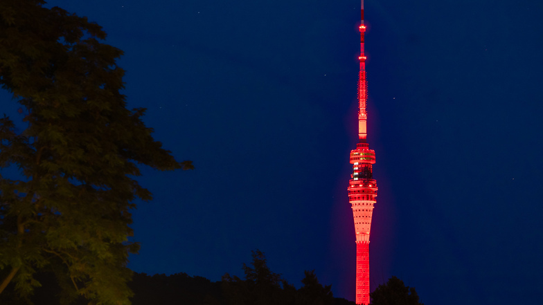 Kosten vorher so nicht absehbar? Nächtlich angestrahlter Dresdner Fernsehturm in der Night of Lights. © J. Loesel, loesel-photographie.d