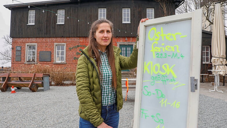 Anna Starke vor dem Berggasthof "Naturresort Bieleboh". Während der Osterferien bietet sie mit ihrem Team ein erweitertes "Essen-Außer-Haus" an. Die Eröffnung des neuen Ferienresort muss sie notgedrungen noch verschieben.