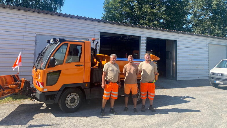 René Schneider, Leiter des Steinigtwolmsdorfer Bauhofes sowie die Mitarbeiter Eric Krauße und Philipp Zosel (v.l.)  freuen sich über den neuen Multicar im Fuhrpark der Gemeinde.