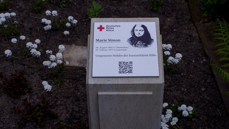 Marie Simon prägte die Kriegsverwundetenpflege und das sächsische DRK. Ihr lange unbekanntes Grab befindet sich in Dresden auf dem Trinitatis-Friedhof.