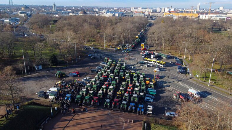 Vor dem Völkerschlachtdenkmal in Leipzig sammelten sich die 300 Bauern mit ihren Maschinen zu einer Kudngebung.